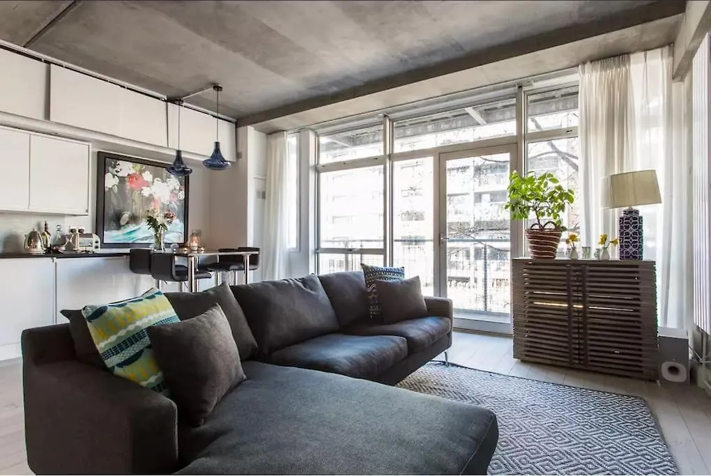 Canal-Side Apartment In Shoreditch London