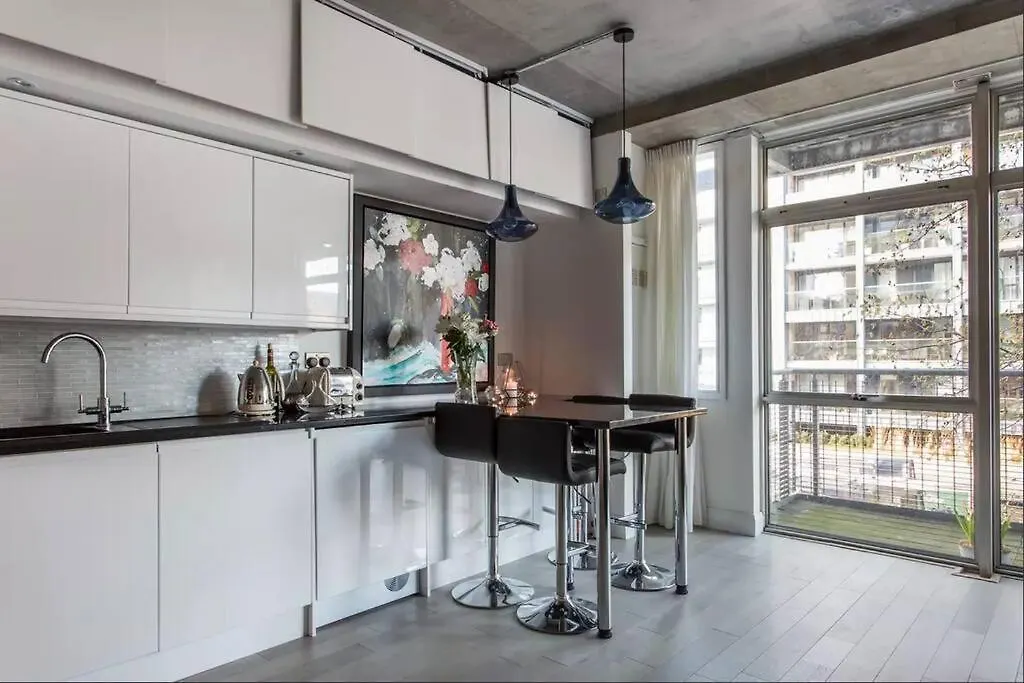 Canal-Side Apartment In Shoreditch London