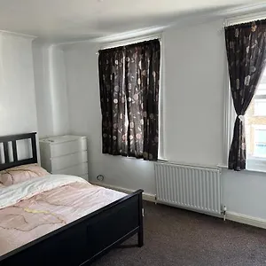 Guest house Cozy And Peaceful, London