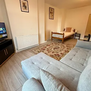 Apartment Enormous Family Flat, London