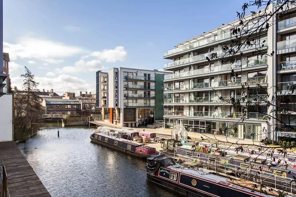 Canal-Side Apartment In Shoreditch London United Kingdom