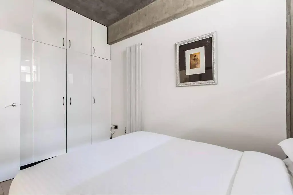 Canal-Side Apartment In Shoreditch London
