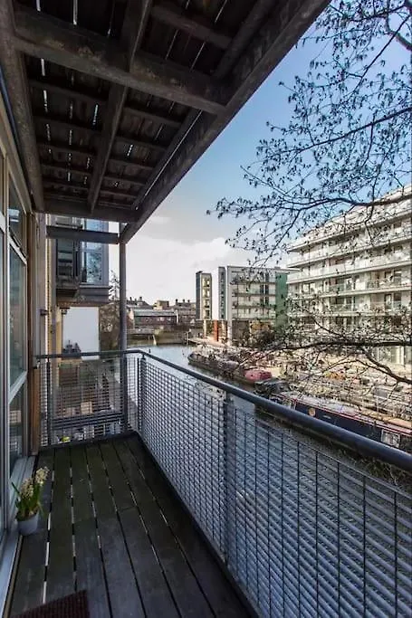 Canal-Side Apartment In Shoreditch London