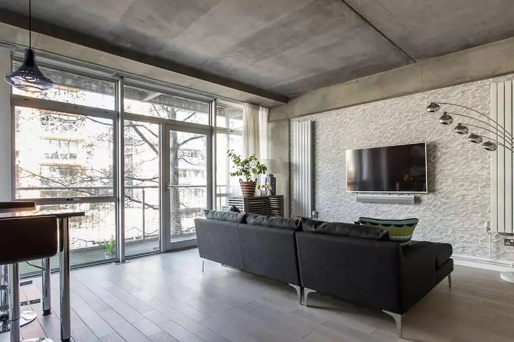 Canal-Side Apartment In Shoreditch London