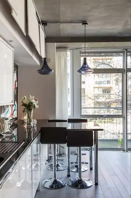 Canal-Side Apartment In Shoreditch London United Kingdom