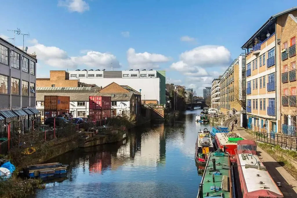 Canal-Side Apartment In Shoreditch London