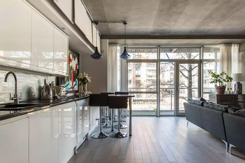 Canal-Side Apartment In Shoreditch London