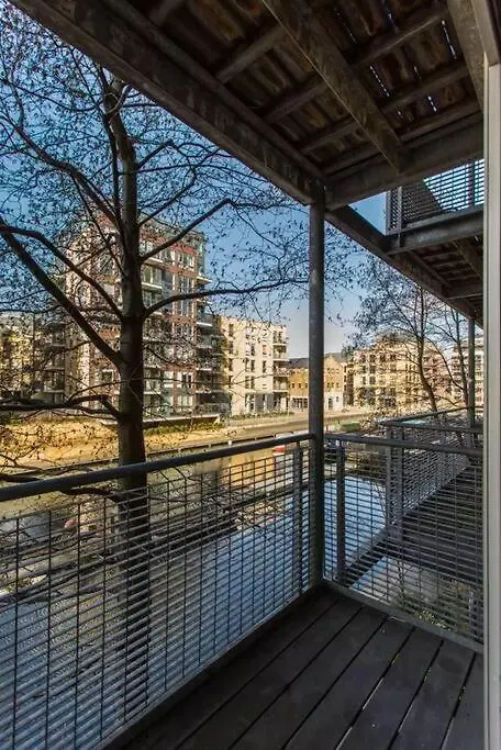 Canal-Side Apartment In Shoreditch London